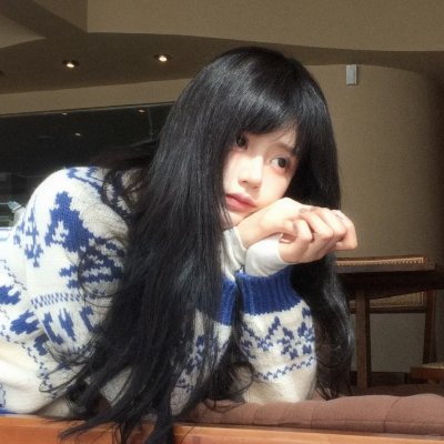 出墙红杏两家春